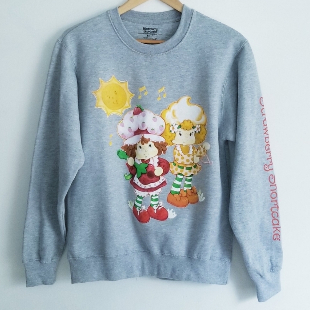 NEW Strawberry Shortcake Lemon Meringue Graphic Print Gray Crewneck Sweatshirt